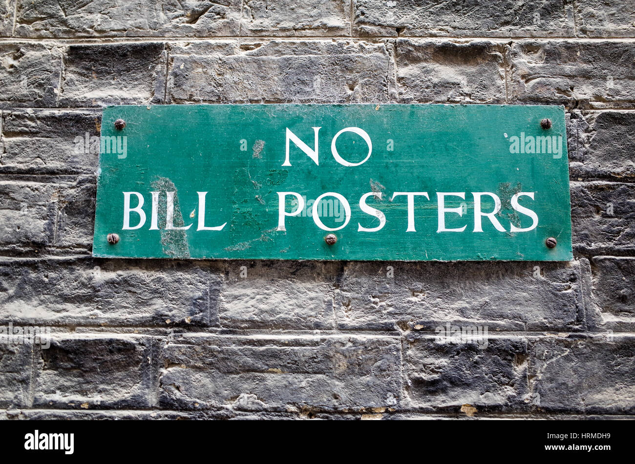 Keine Spur von Bill Posters an einer Wand in Cambridge UK Stockfoto