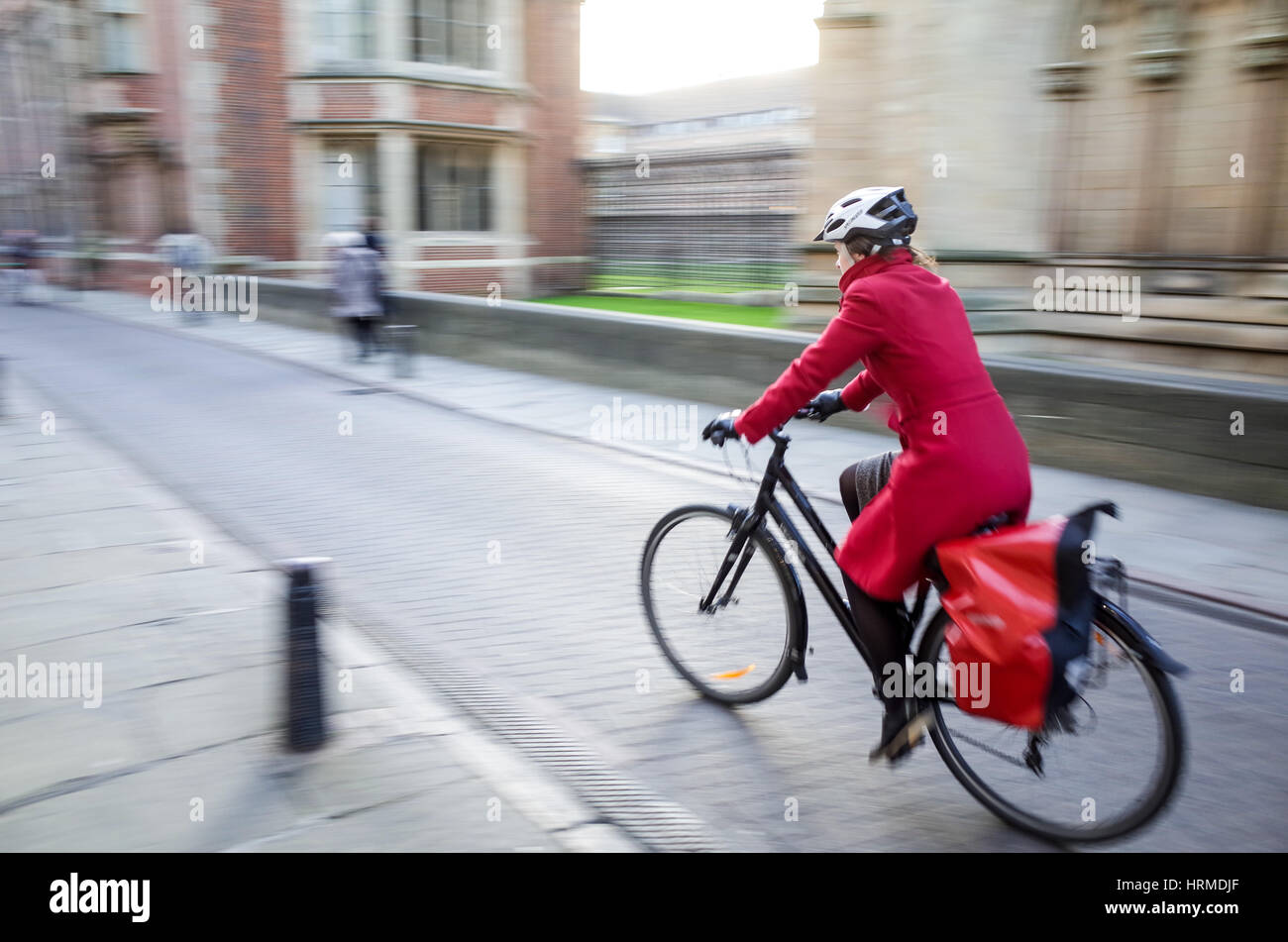 Zyklus Pendler - Motion Blur - Pendler Zyklus durch zentrale Cambridge Stockfoto