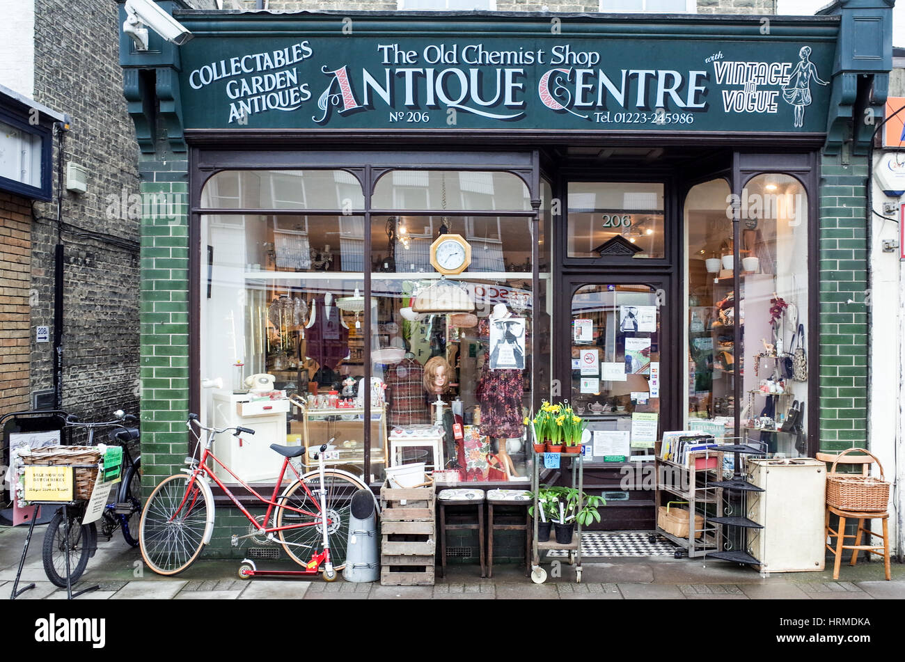 Ein Antiquitätengeschäft in Mill Road, Cambridge, eine Fläche von unabhängigen Läden und restaurants Stockfoto