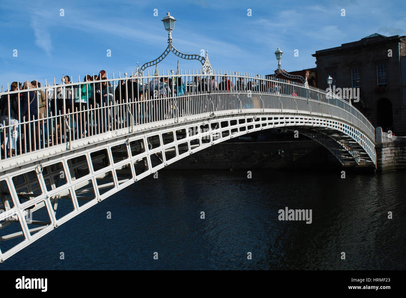 Die berühmteste Brücke in Dublin namens Half Penny Bridge durch die Maut berechnet für den Durchgang, Irland Stockfoto