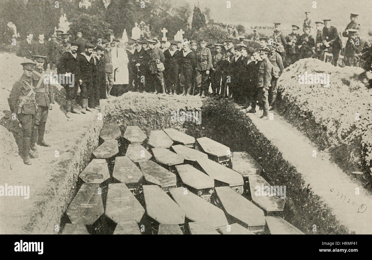 Traurige Beerdigung einiger der Lusitania Opfer - Weltkrieg - Queenstown Friedhof Stockfoto