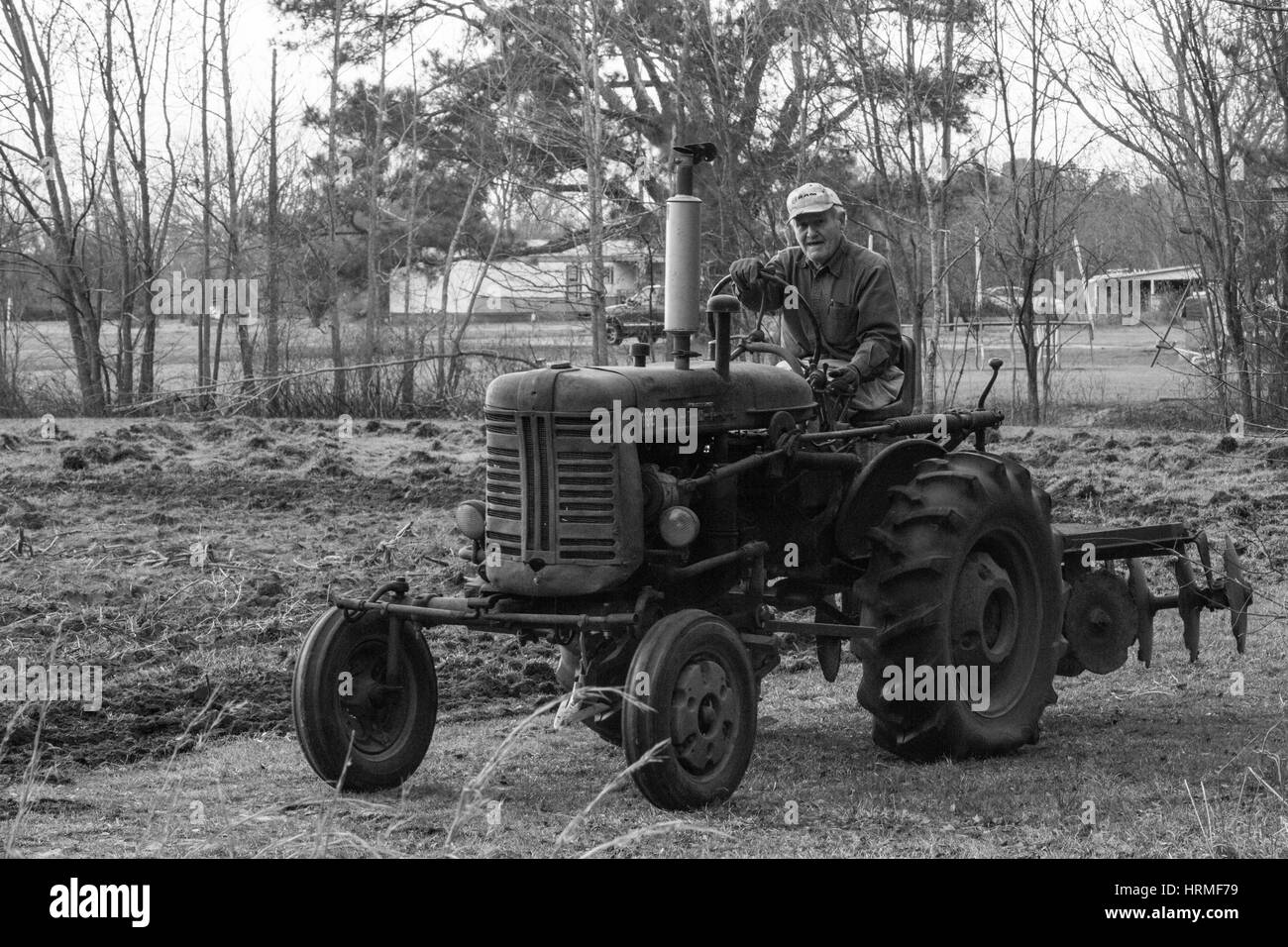 Ein örtlicher Bauer bereitet seinem Gebiet für den Anbau in Autryville, NC. Stockfoto