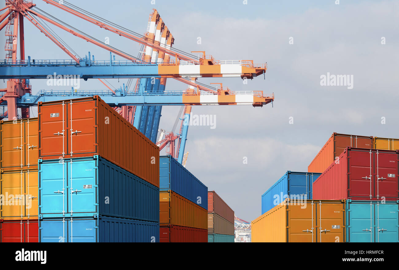 Export Import Ladung Container lose im Hafen mit Kran Stockfoto