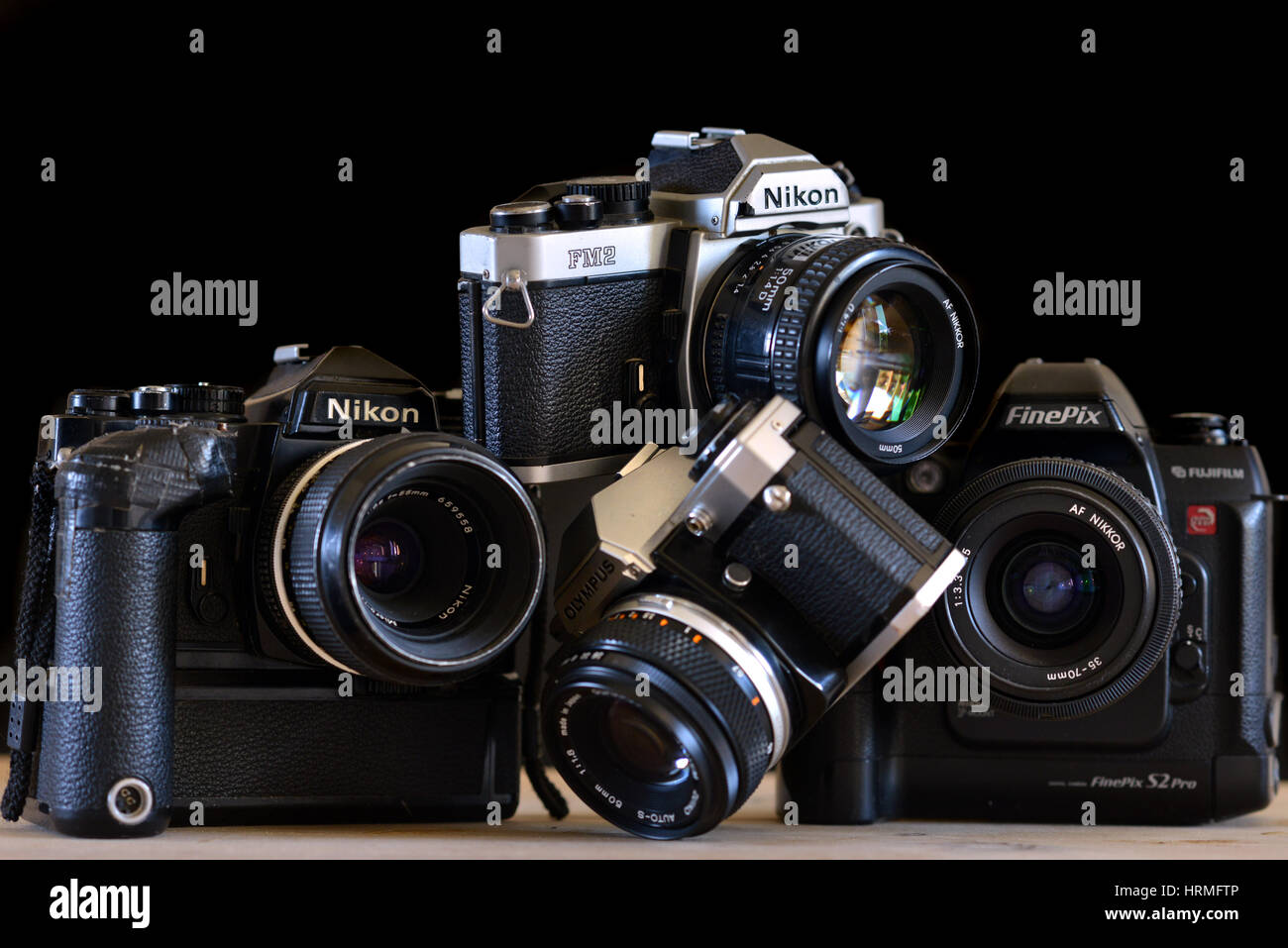 Haufen von alten Retro-Kameras - Nikon, Olympus Stockfoto