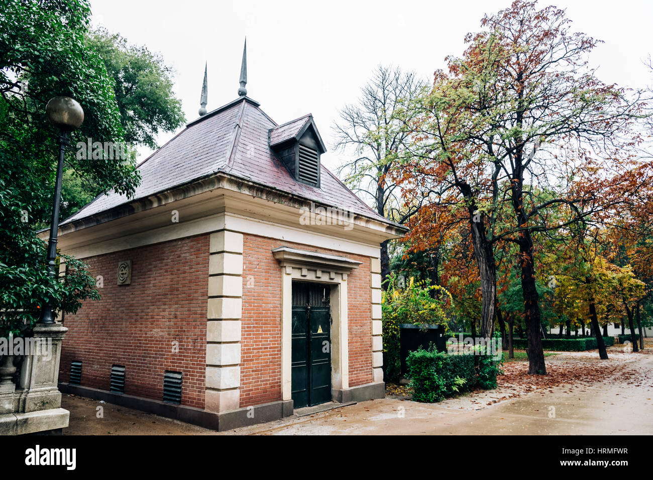 Madrid, Spanien - 20 November, 2016: Pavillon im Retiro Park ein bewölkter Tag. Der Buen Retiro Park ist eine bekannte und große Park am Rande der Stadt cen Stockfoto