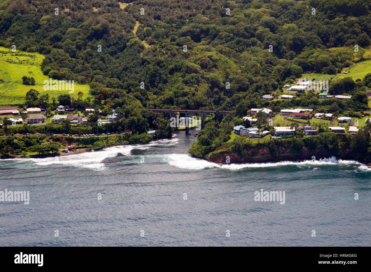Luftaufnahme des Städtchens Paukaa nördlich von Hilo auf Big Island, Hawaii, USA. Stockfoto