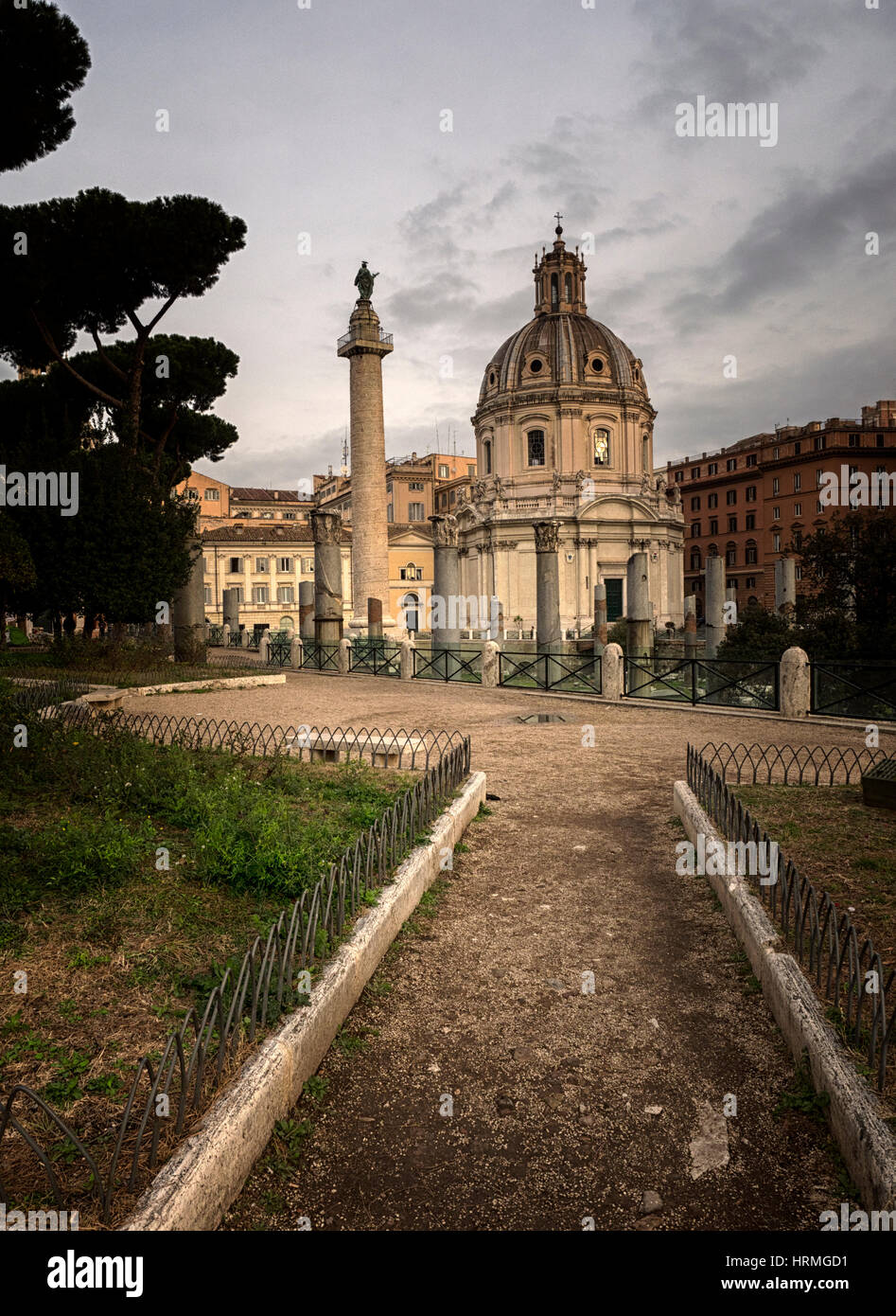 Trajanssäule (Colonna Traiana) von der Via dei Fori Imperiali, Rom, Italien Stockfoto