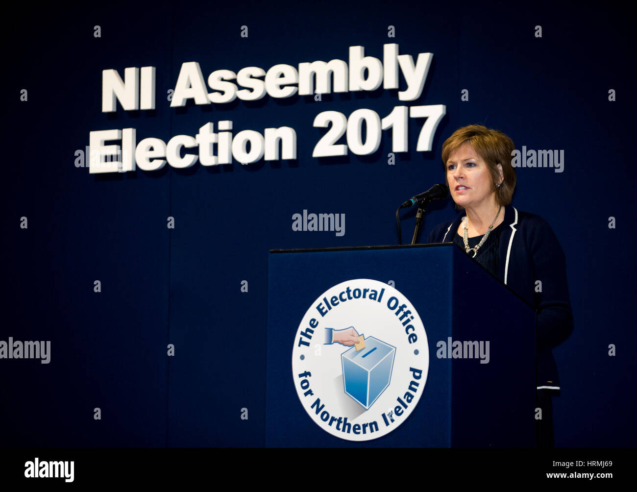 Marie Louise von Nordirland Wahlbüros macht eine Ankündigung im Titanic Exhibition Centre, Belfast, während die Anzahl der 2017 Nordirland Versammlung Wahl Lappin. Stockfoto