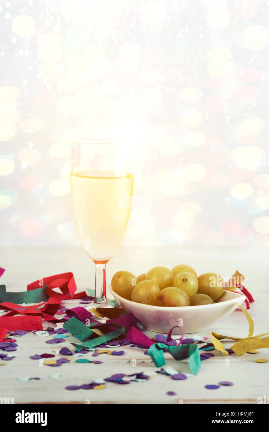 Silvester. Spanische Champagner und die zwölf Trauben des Glücks Stockfoto