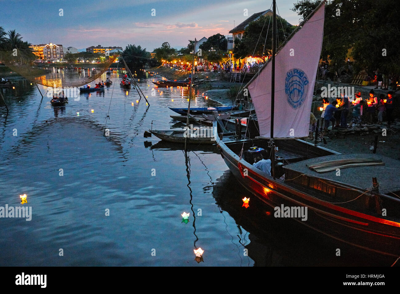 Laternen schwimmende Thu Bon Fluss bei Vollmond Laternenfest. Hoi An, Provinz Quang Nam, Vietnam. Stockfoto