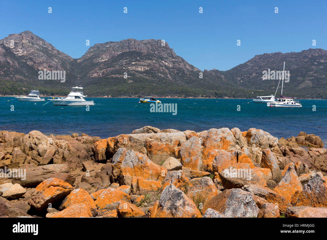 Boote in Coles Bay, Tasmanien, Australien mit der Gefahr Bergen im Hintergrund Stockfoto