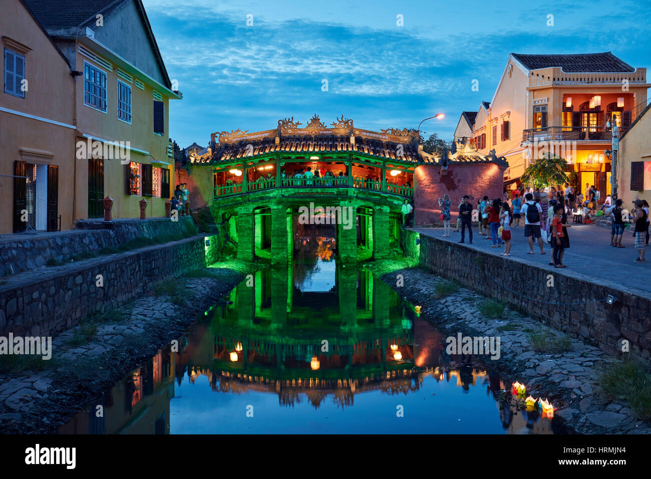 Blick auf die japanische überdachte Brücke, hell erleuchtet in der Dämmerung. Alte Stadt Hoi An, Provinz Quang Nam, Vietnam. Stockfoto