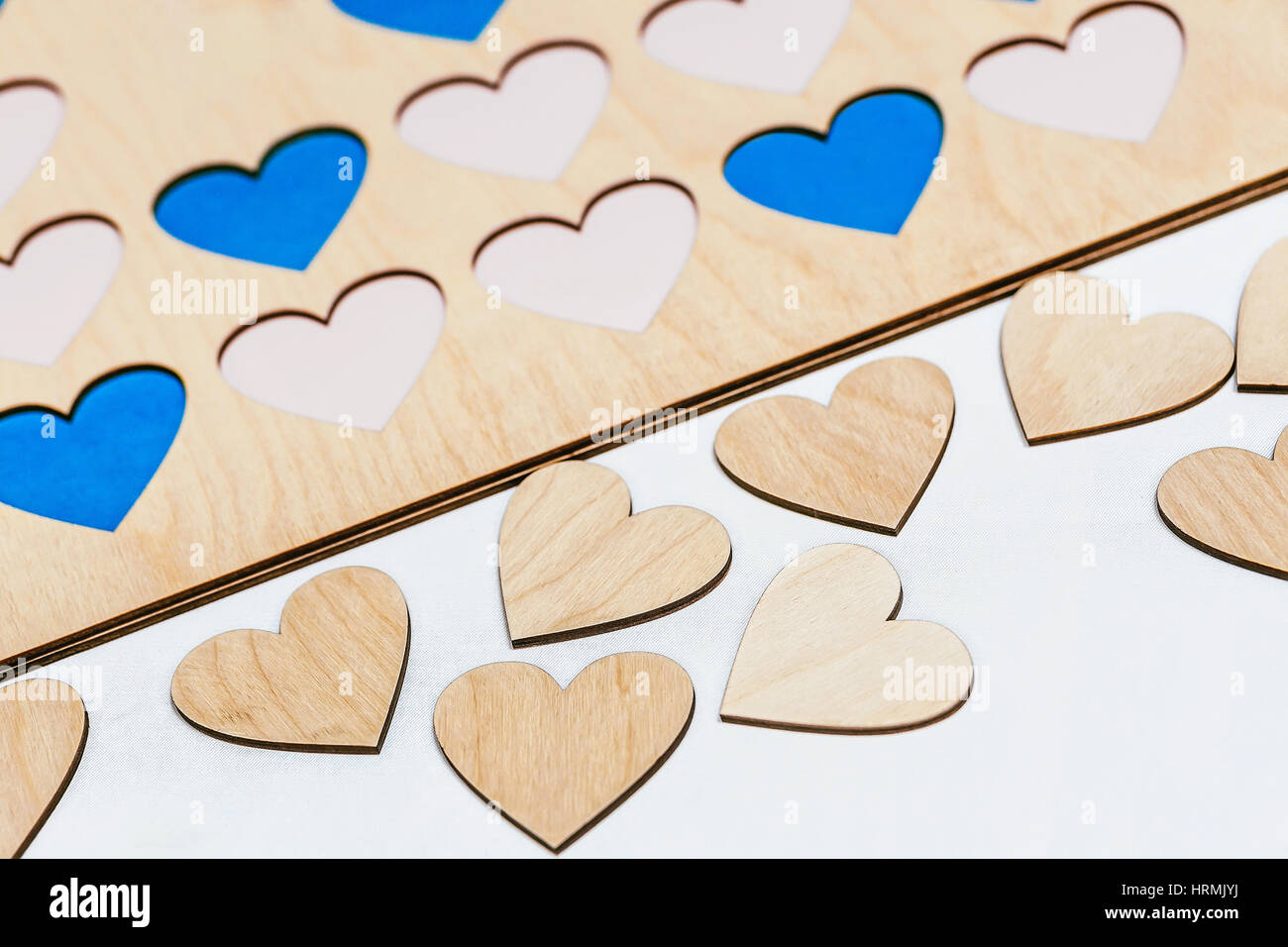 Geschnitzte kleine Holzherzen auf Tisch. Close-up Stockfoto