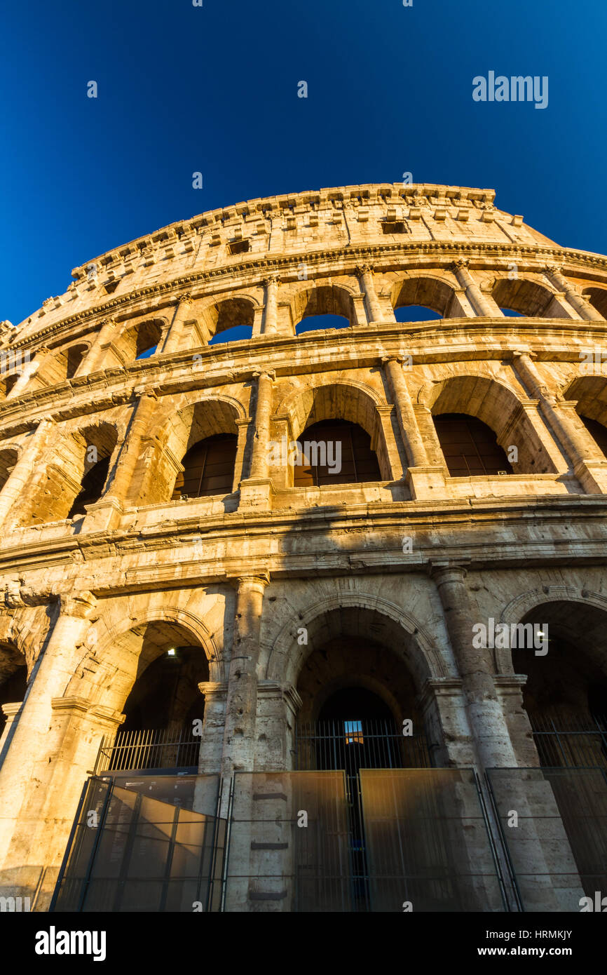 Das Kolosseum oder Kolosseum römische Amphitheater am späten Nachmittag oder Abend Stockfoto