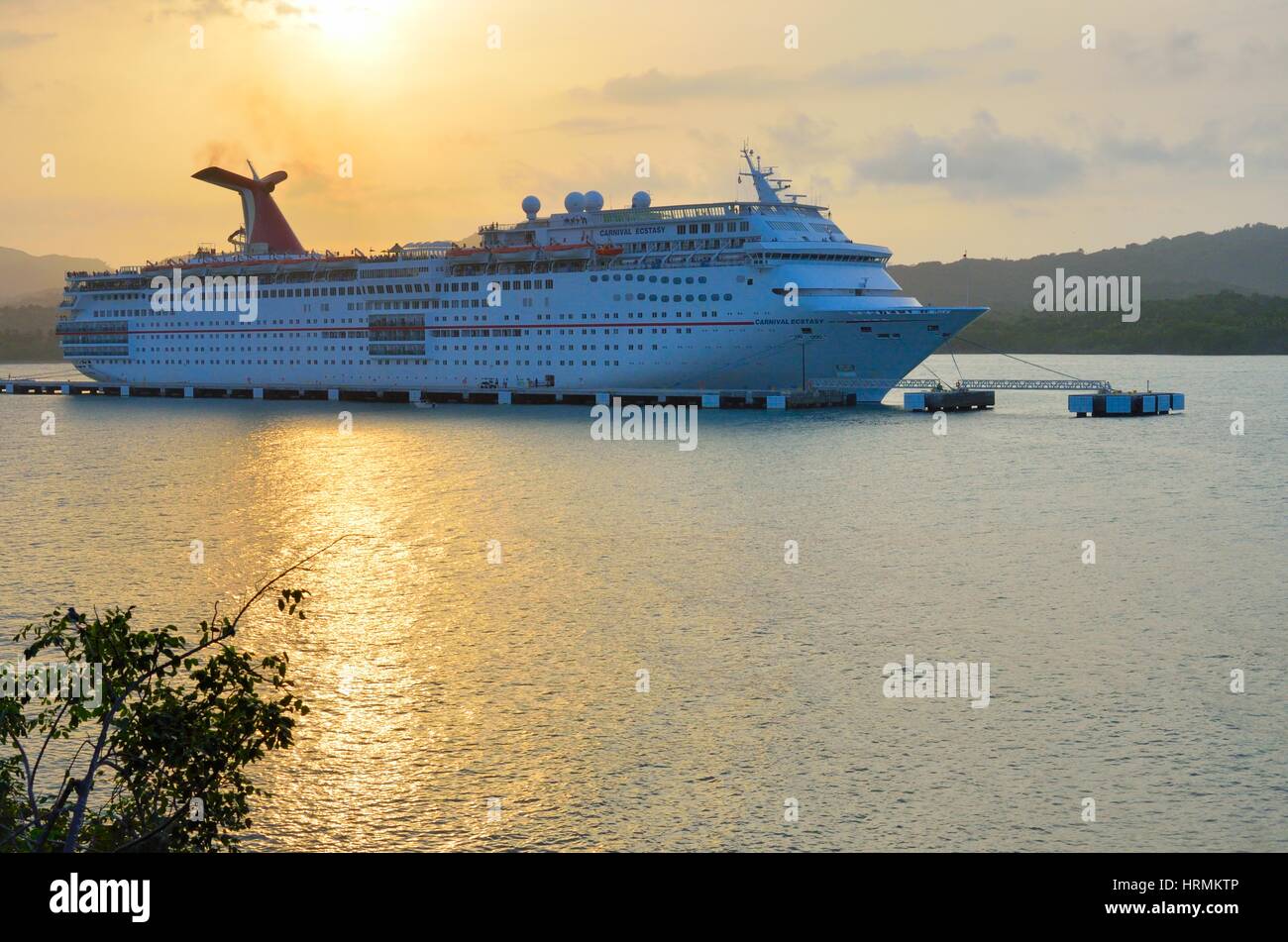 AMBER COVE Dominikanische Republik 9. Februar 2016: Carnival Ecstasy Kreuzfahrtschiff bei Sonnenuntergang Stockfoto