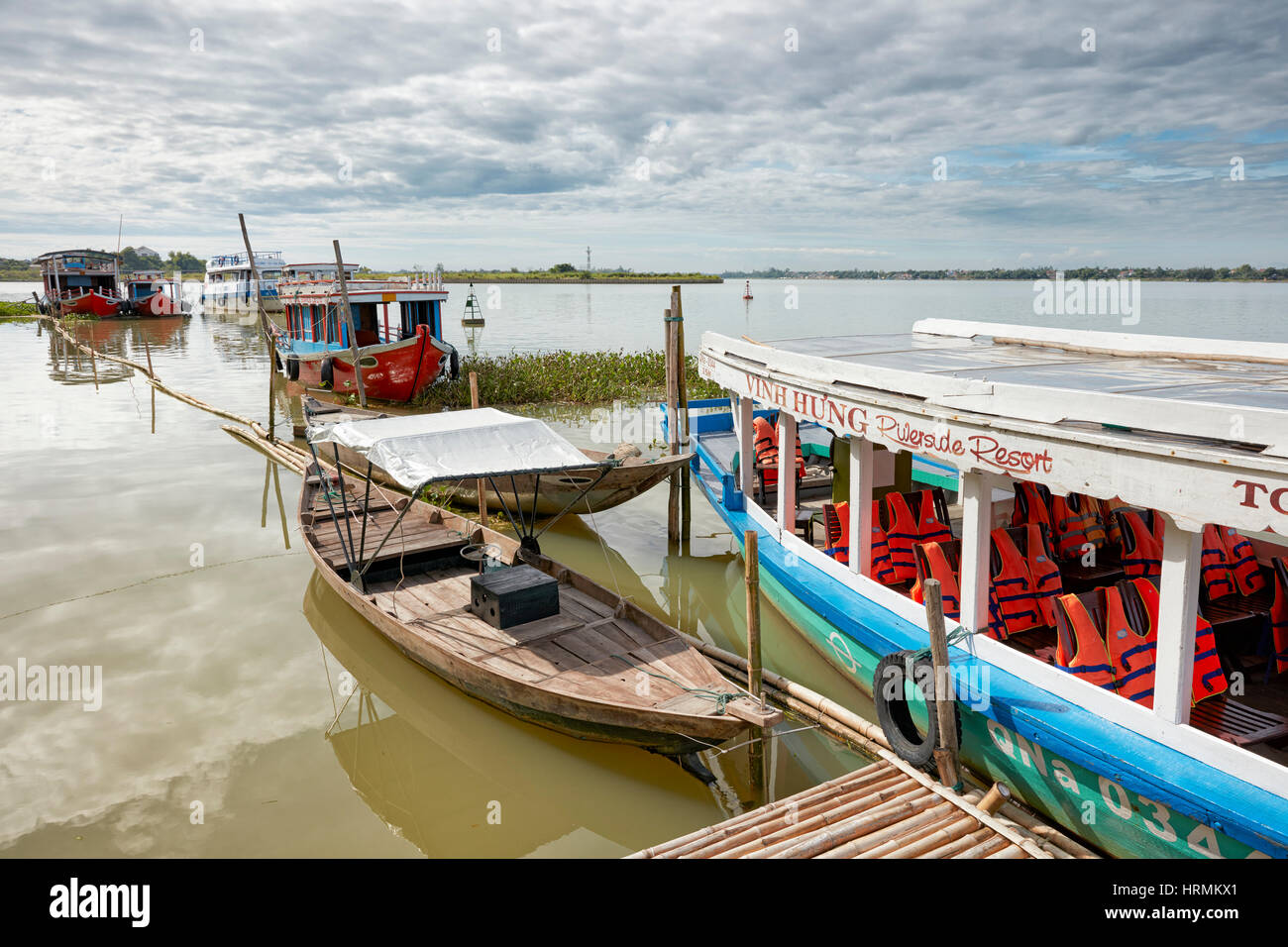 Boote am Thu Bon Fluss. Hoi, Provinz Quang Nam, Vietnam. Stockfoto