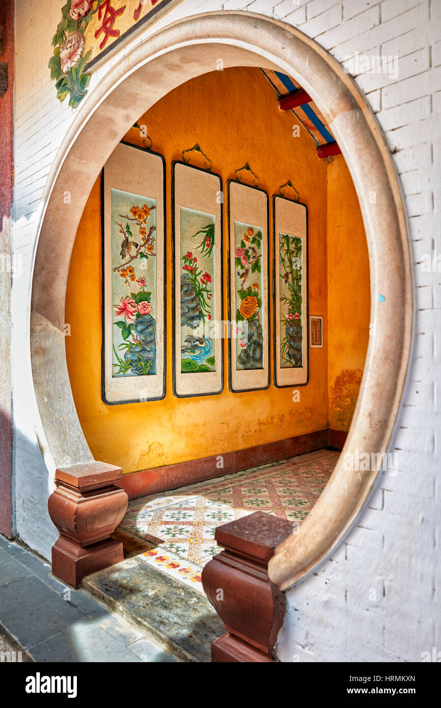 Farbenfrohen Wandmalereien an der Wand in Trieu Chau (chaozhou) Assembly Hall. Hoi An Ancient Town, Quang Nam Provinz, Vietnam. Stockfoto