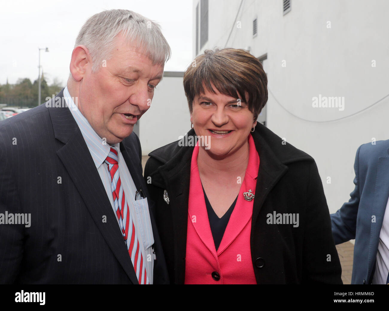 Arlene Foster, Führer der Democratic Unionist Party (Mitte) mit Cllr Paul Robinson (links), als sie in Omagh Graf Mittelpunkt ankommt wo zählen Mitarbeiter Stimmzettel in Nordirland Versammlung Wahl. Stockfoto