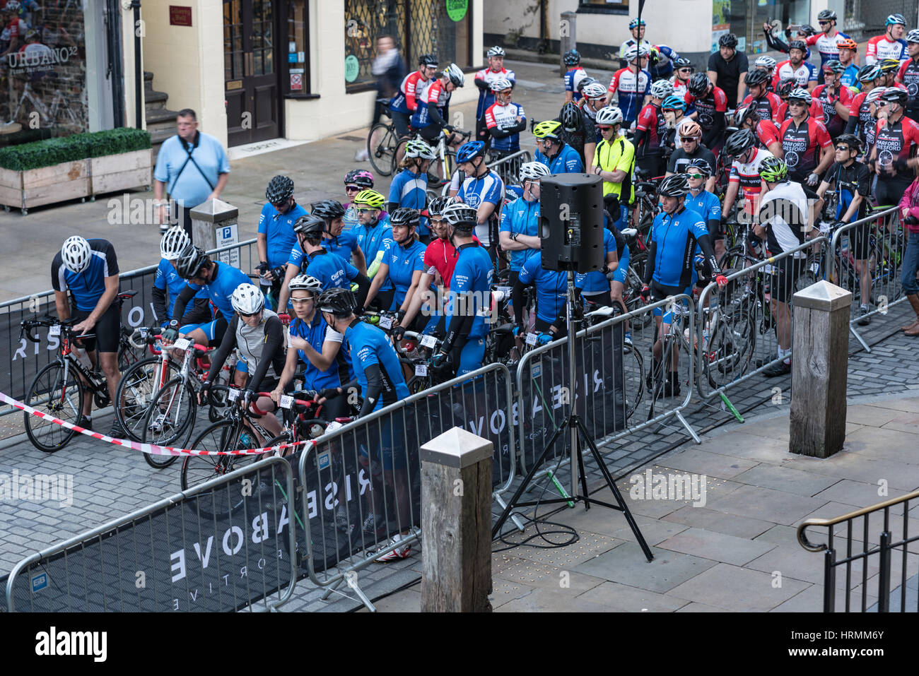 Chester Triathlon Club zunächst einmal auf das steigen über sportliche Stockfoto