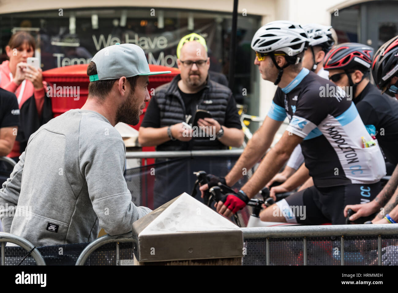 Mark Cavendish beginnt Teilnehmer in seinem steigen über sportliche Stockfoto