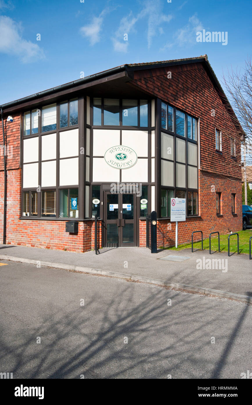 Außen vor Haupteingang am Wegesrand NHS National Health Service Ärzte Chirurgie Horley Surrey England UK Stockfoto