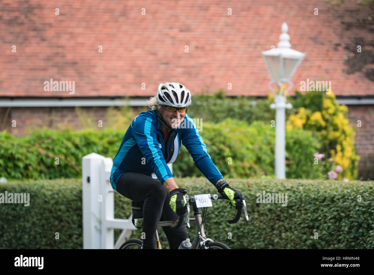 Weibliche Radsportler in den steigen über sportliche durch Pulford, Cheshire Stockfoto