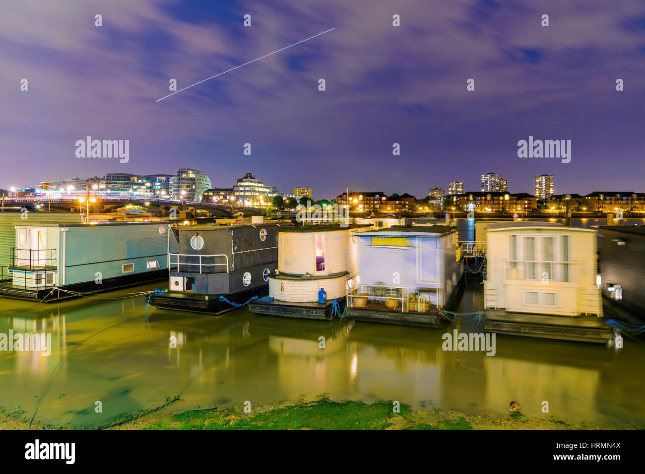 Boote entlang der Themse bei Nacht Stockfoto