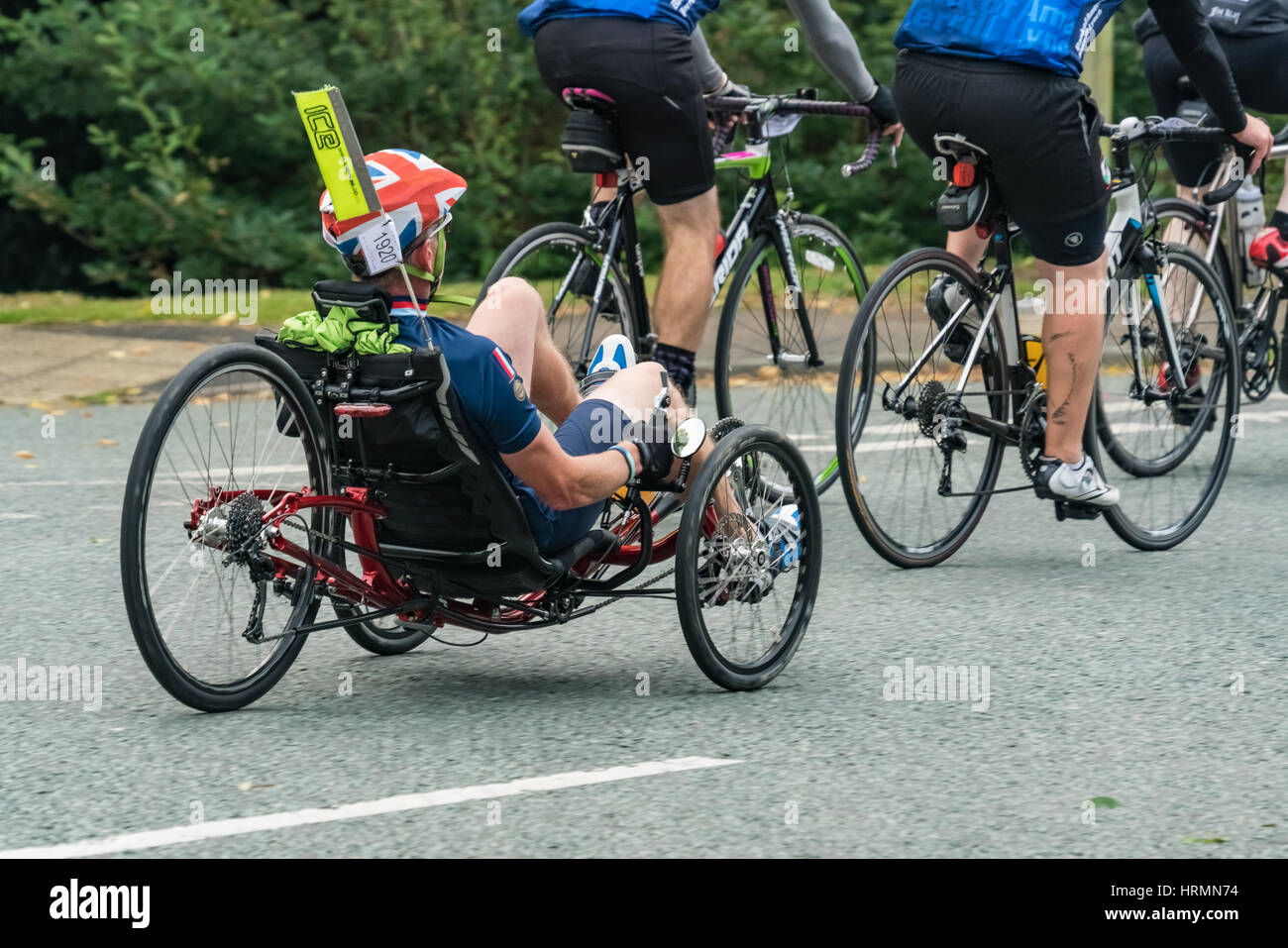 Liegerad Radsportler für Help for Heroes auf das steigen über sportliche Stockfoto