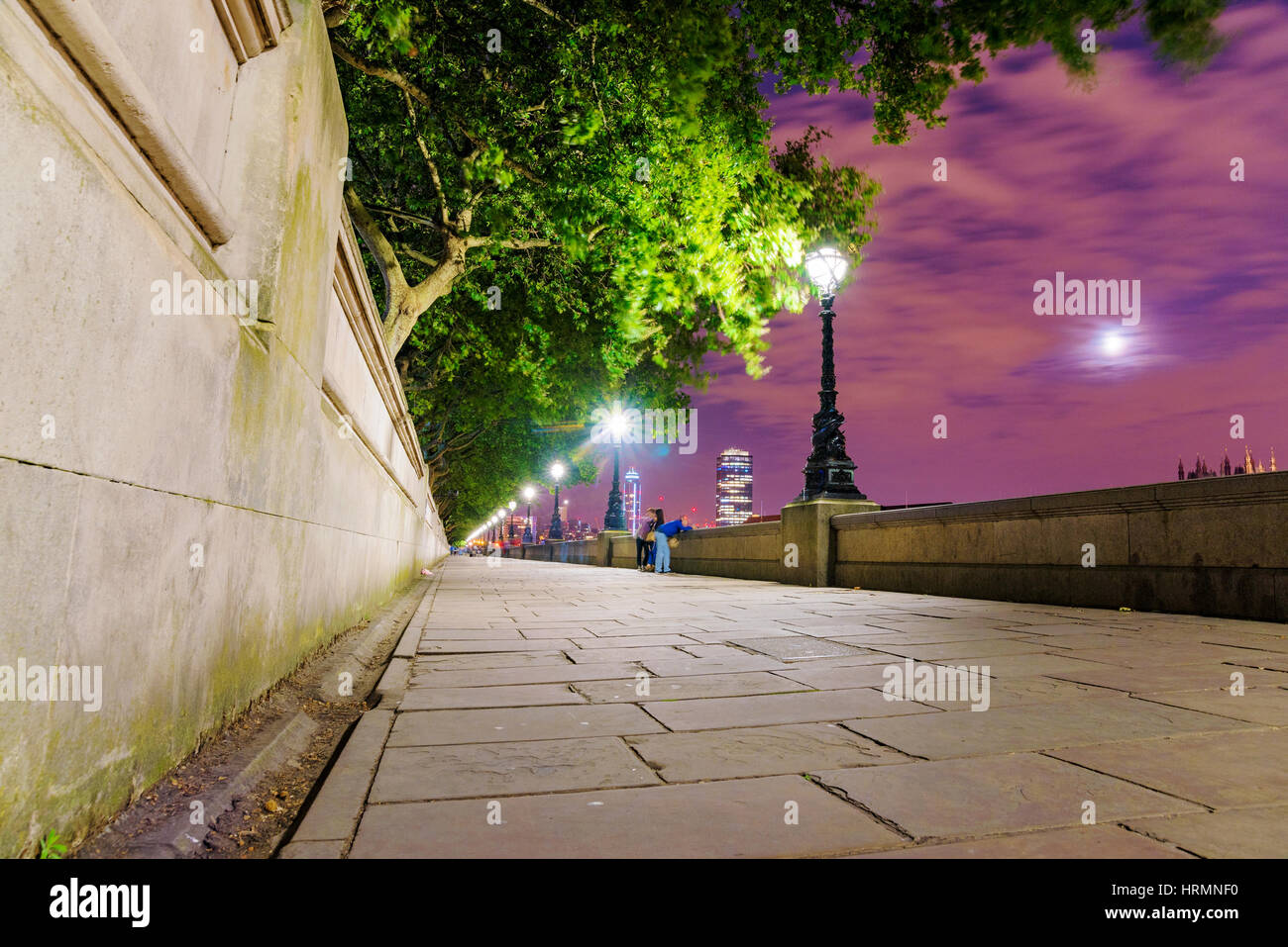 Riverside-Wanderweg in der Nacht im Zentrum von London Stockfoto