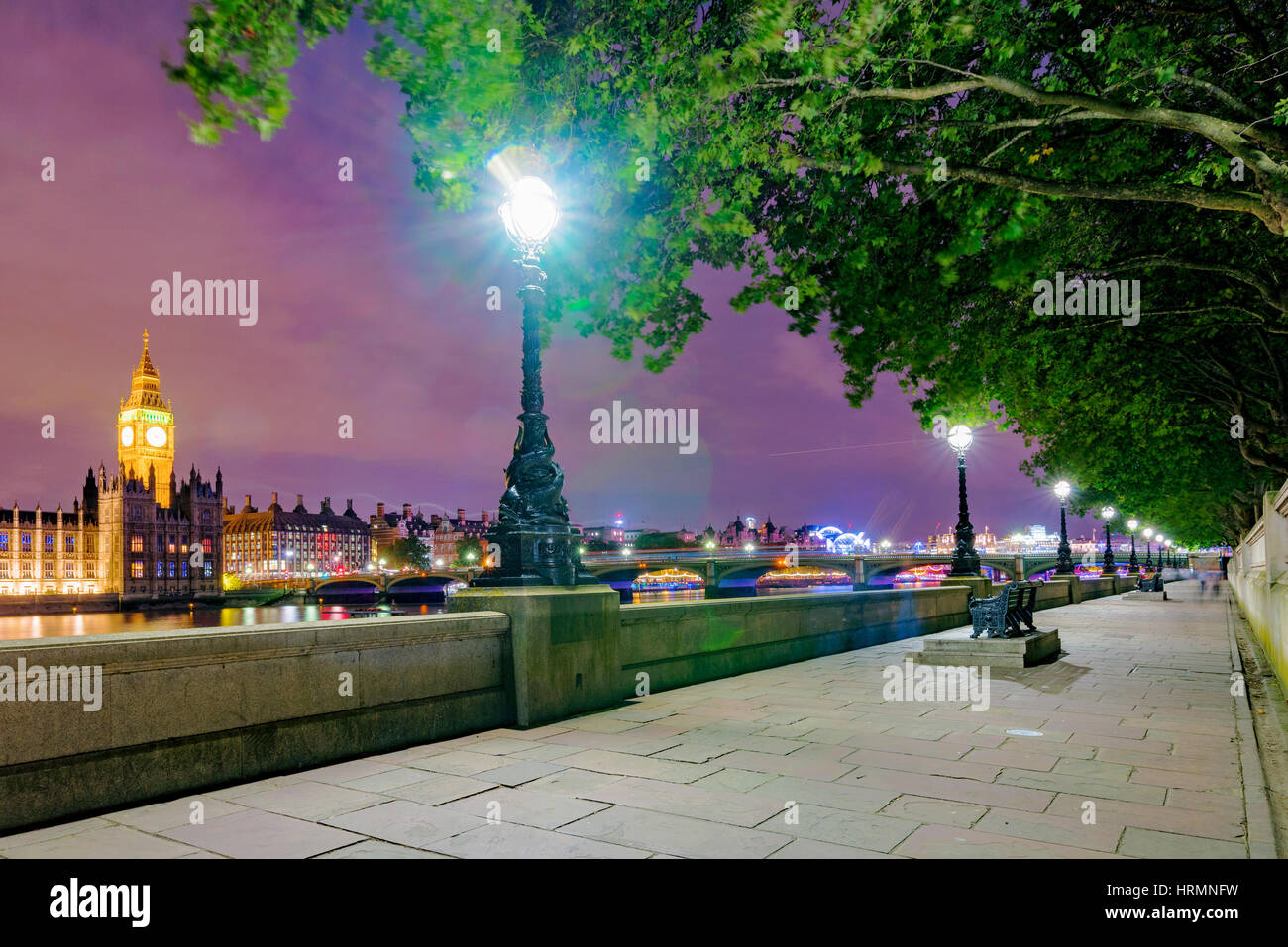 Riverside-Pfad in der Nacht mit Blick auf London Stockfoto