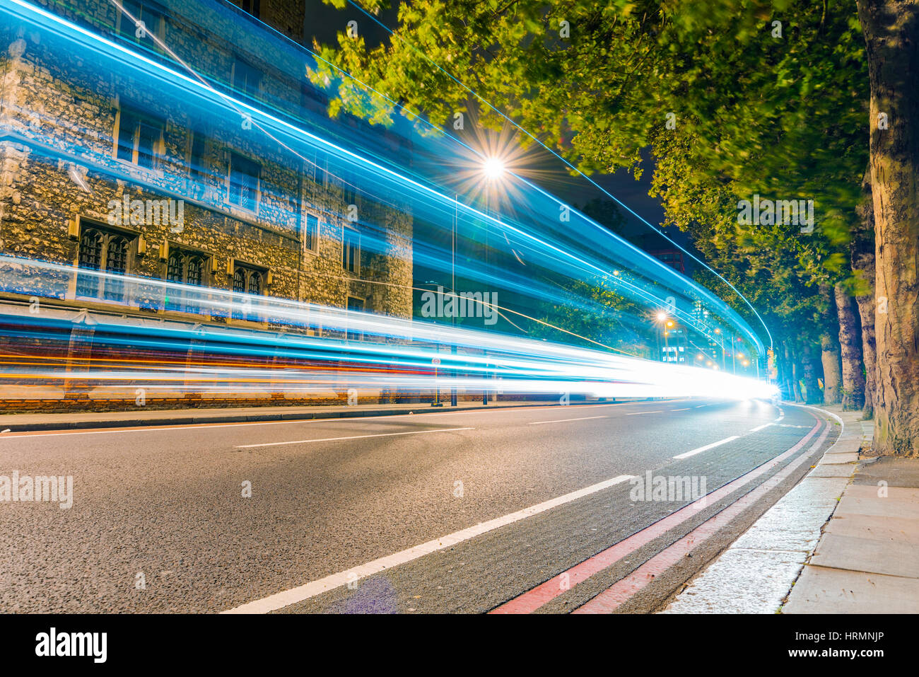 Nachtszene Lichtspuren und traditionellen Gebäude Stockfoto