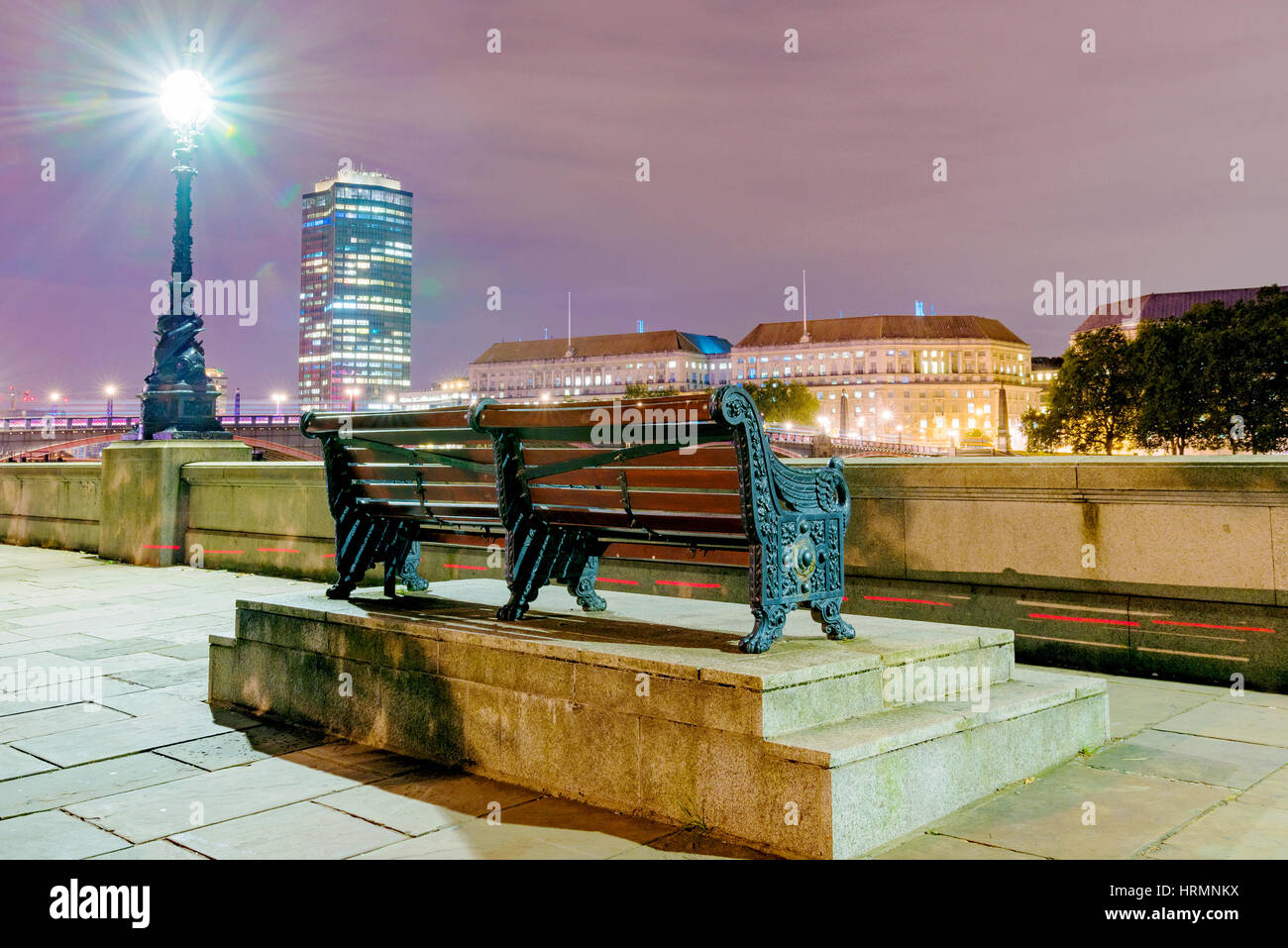 Riverside Blick auf Gebäude und Bank entlang der Themse Stockfoto