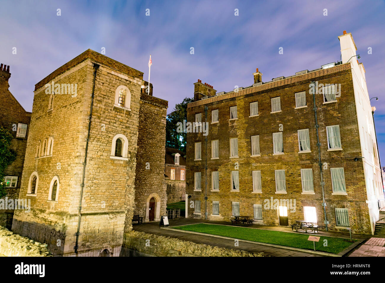 Jewel House in London in der Nacht Stockfoto