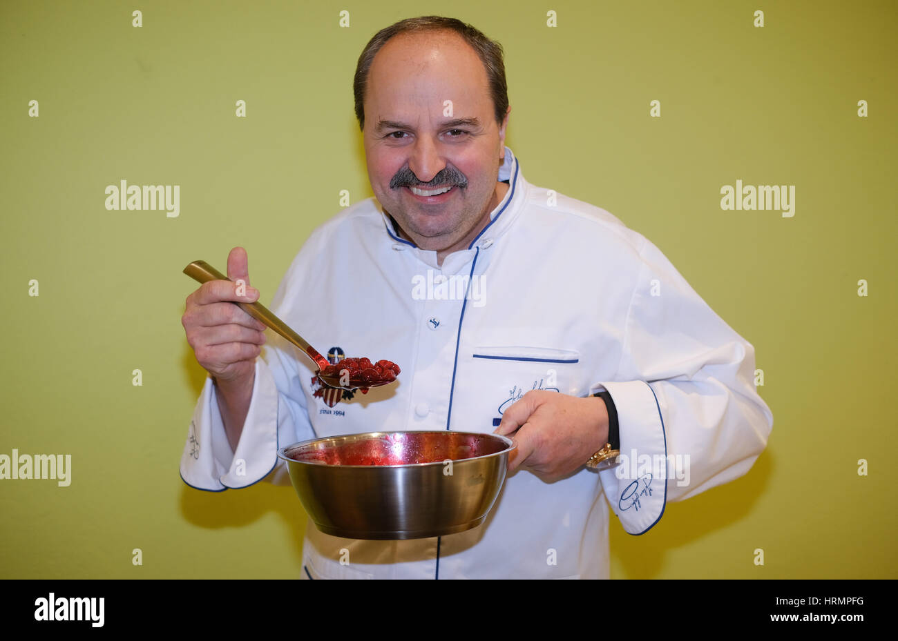 Hamburg, Deutschland. 1. März 2017. Koch Johann Lafer, Phootographed bei  einem Foto-Shooting für die neue ZDF-TV-show "Kerners Koeche" (lit.)  "Kerners Köche"), in welcher TV-Moderator Kerner berühmte Köche für einen  Wettbewerb ab 1.