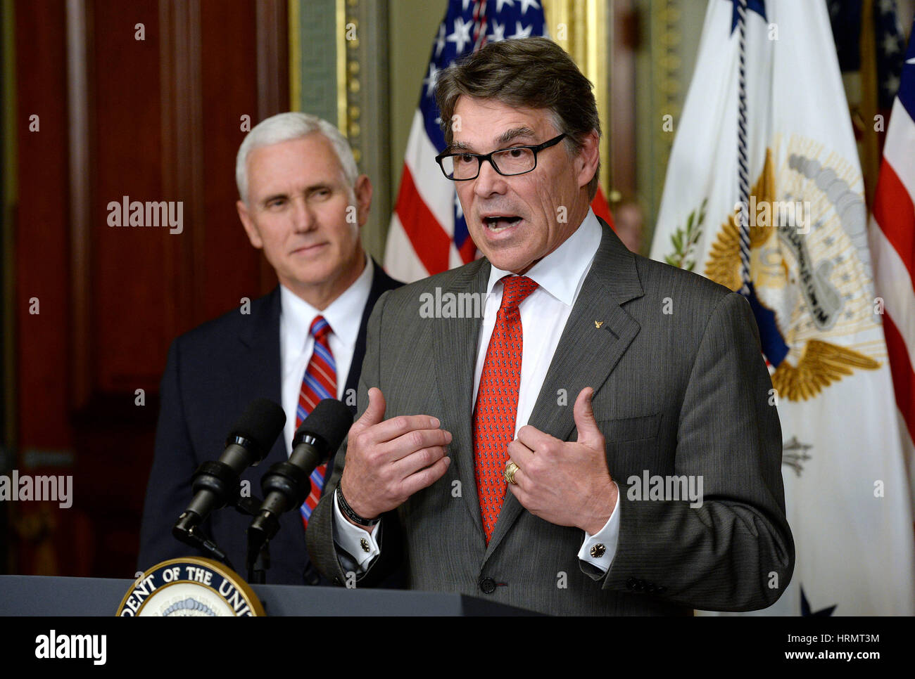 Washington DC, USA. 2. März 2017. Ehemaliger Gouverneur Rick Perry (Republikaner aus Texas), Recht, macht Bemerkungen nach wird geschworen in Vereinigte Staaten Minister fuer Energie werden von US-Vizepräsident Präsident Mike Pence, verließ am 2. März 2017 in Washington, DC. Bildnachweis: Olivier Douliery/Pool über CNP/MediaPunch/Alamy Live News Stockfoto