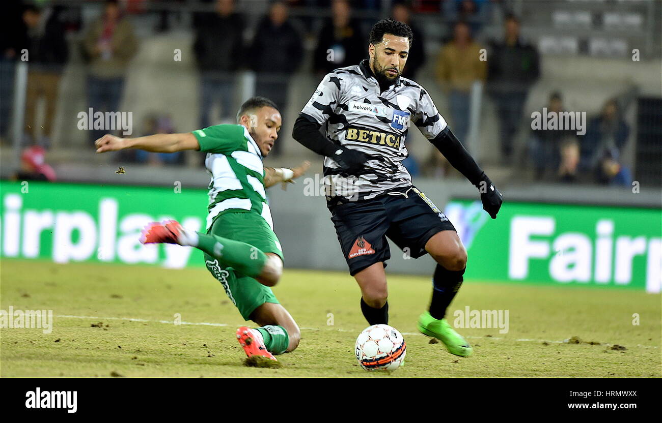 Sion, 02.03.2017 - Viertelfinale Fussball Helvetia Swiss Cup, FC Sion - SC Kriens, Carlitos (FC Sion) Duell mit Chris Kablan (SC Kriens 20) Foto: Cronos/Frederic Dubuis Stockfoto