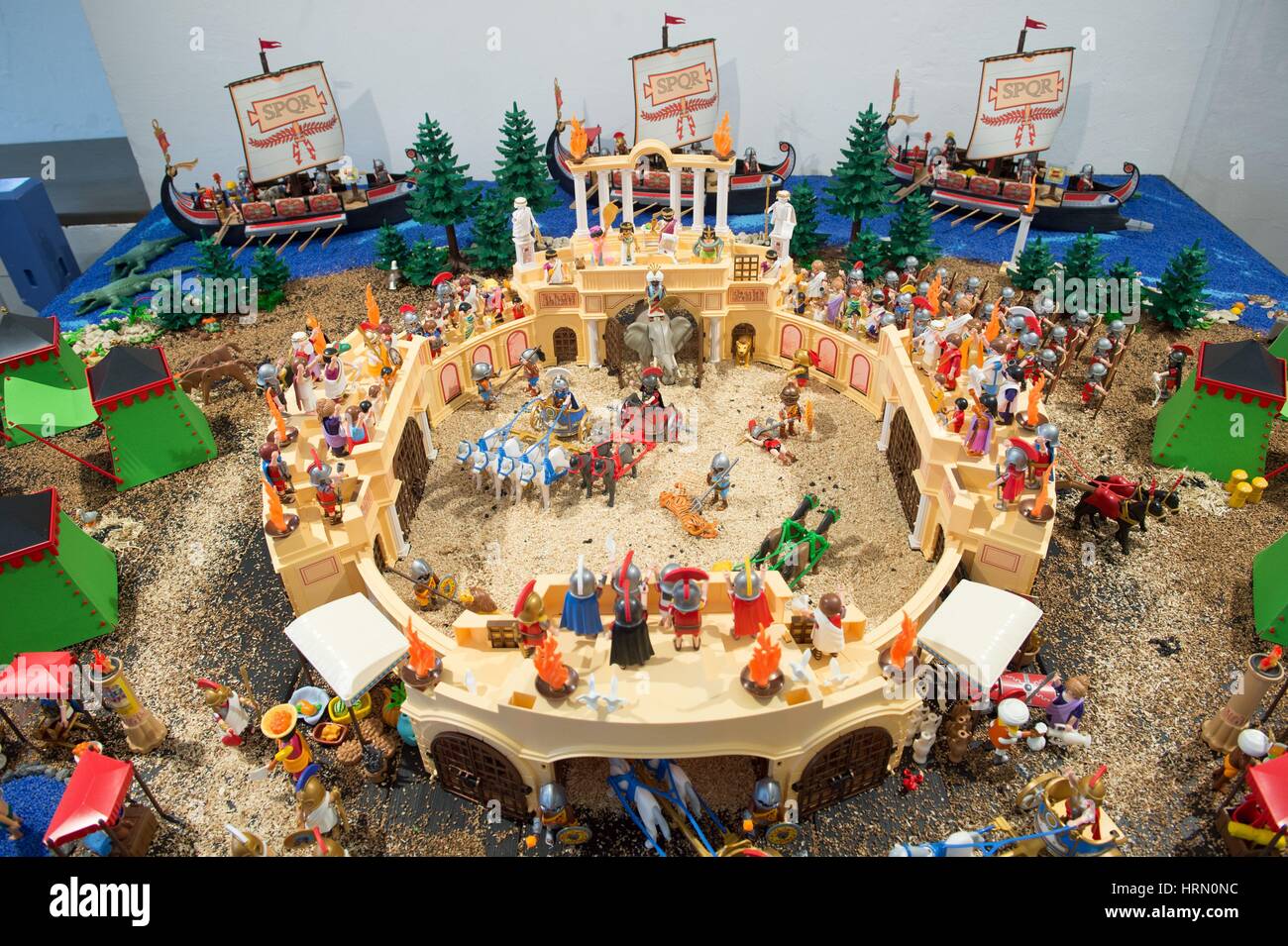 PLAYMOBIL Figuren auf dem Display in Drebach, Deutschland, 1. März 2017.  Die Ausstellung mit dem Titel "Playmobil Circus Geschichten: The Oliver  Schaffer Collection", ist für die Öffentlichkeit zwischen dem 4. März 2017