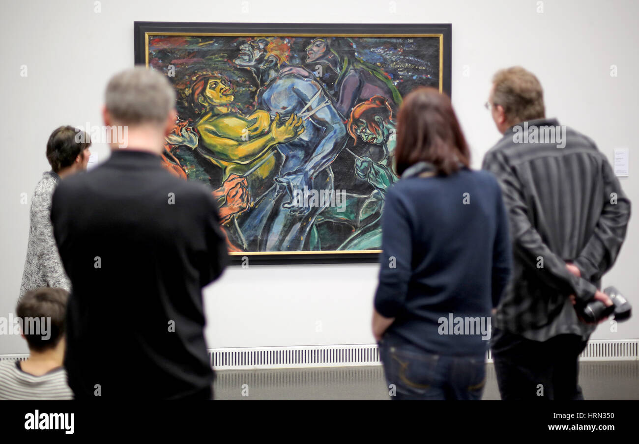 Chemnitz, Deutschland. 3. März 2017. Besucher schauen Sie sich das Gemälde "Der Gequaelte" (lit.) "Gefoltert") (1918) Expressionisten Fritz Ascher in Chemnitz, Deutschland, 3. März 2017. Das Gunzenhauser Museum präsentiert Gemälde und Grafiken von Expressionisten Fritz Ascher (1893-1970) in einer Weltpremiere. Rund 40 Arbeiten des Künstlers können bis 18 Juni zu sehen. Foto: Jan Woitas/Dpa-Zentralbild/Dpa/Alamy Live News Stockfoto