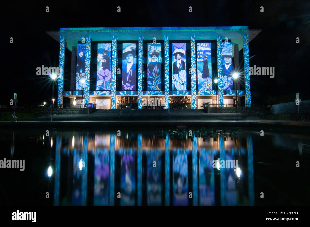 Canberra, Australien. 3. März 2017. Nationalbibliothek leuchtet während "Erleuchten Canberra" in Canberra, Australien, 3. März 2017. "Erleuchte Canberra" ist eine jährliche kulturelle und kreative Aktivität statt im März, während der Hauptgrenzstein Gebäude, einschließlich Parliament House, Old Parliament House, National Science and Technology Centre, Nationalbibliothek, mit bunten Lichtern beleuchtet werden. Bildnachweis: Wu Yiliang/Xinhua/Alamy Live-Nachrichten Stockfoto