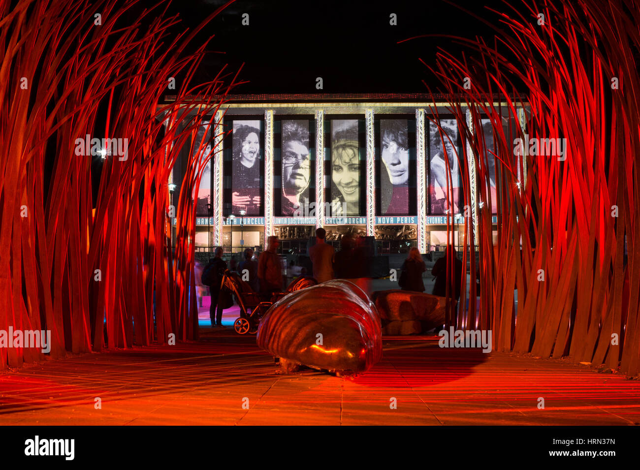 Canberra, Australien. 3. März 2017. Nationalbibliothek leuchtet während "Erleuchten Canberra" in Canberra, Australien, 3. März 2017. "Erleuchte Canberra" ist eine jährliche kulturelle und kreative Aktivität statt im März, während der Hauptgrenzstein Gebäude, einschließlich Parliament House, Old Parliament House, National Science and Technology Centre, Nationalbibliothek, mit bunten Lichtern beleuchtet werden. Bildnachweis: Wu Yiliang/Xinhua/Alamy Live-Nachrichten Stockfoto