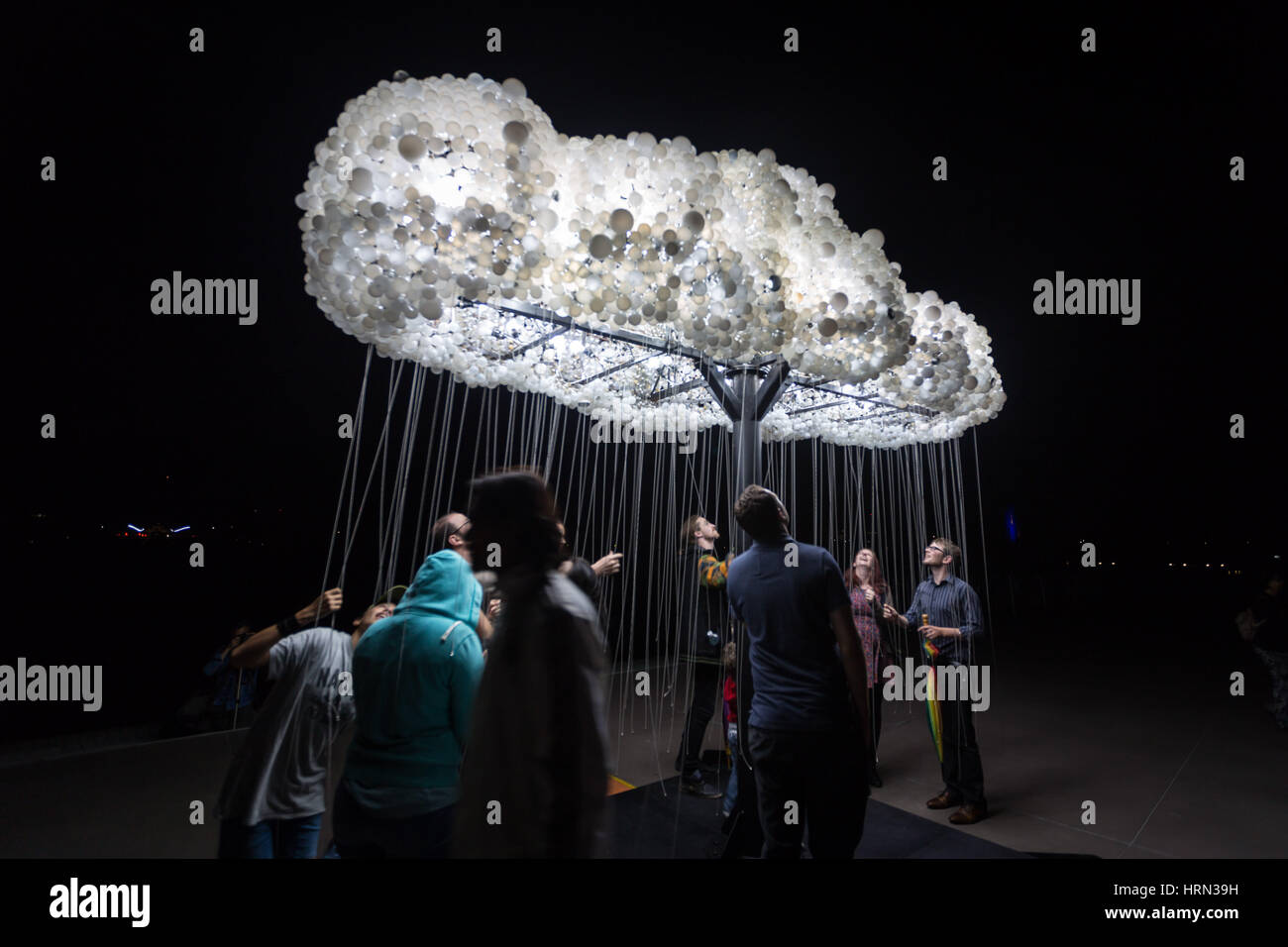 Canberra. 3. März 2017. Foto aufgenommen am 3. März 2017 zeigt eine Installation, bei der Licht-Show 'erleuchte Canberra"in Canberra, Australien. "Erleuchte Canberra" ist eine jährliche kulturelle und kreative Aktivität statt im März, während der Hauptgrenzstein Gebäude, einschließlich Parliament House, Old Parliament House, National Science and Technology Centre, Nationalbibliothek, mit bunten Lichtern beleuchtet werden. Bildnachweis: Zhu Nan/Xinhua/Alamy Live-Nachrichten Stockfoto