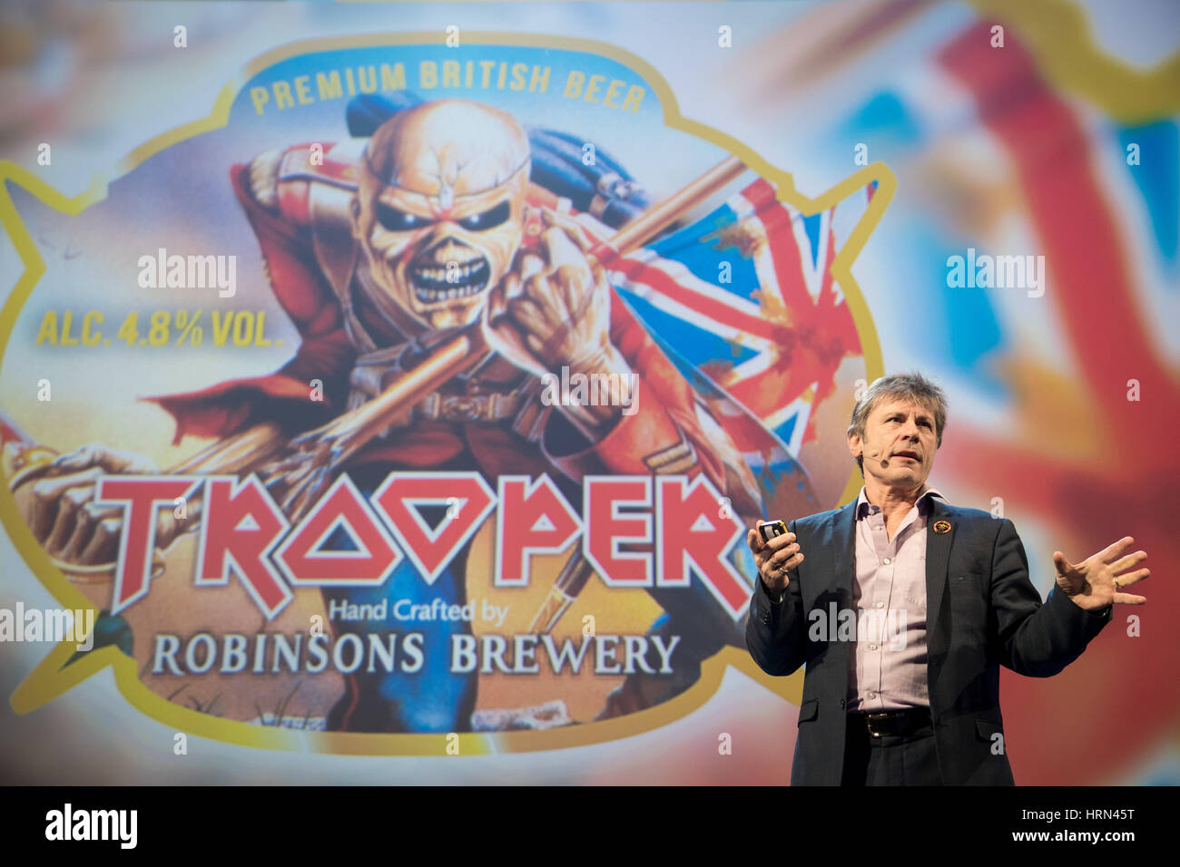 Hamburg, Deutschland. 3. März 2017. Bruce Dickinson, Sänger der Rock-Band Iron Maiden, spricht bei der marketing Messe "Online Marketing Rockstars (OMR)" in Hamburg, Deutschland, 3. März 2017. Foto: Christian Charisius/Dpa/Alamy Live News Stockfoto