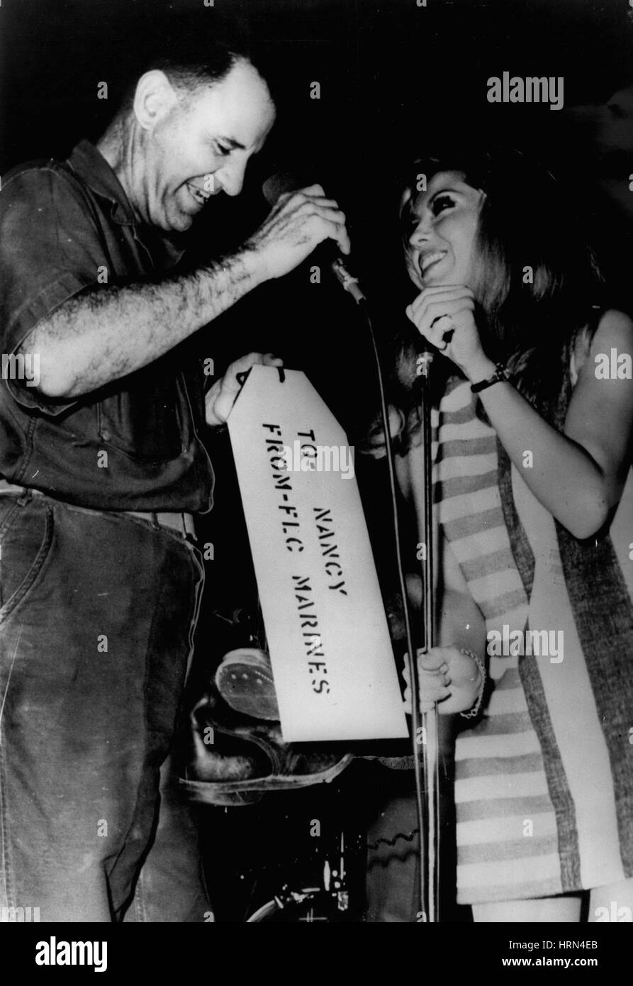 2. März 1967 - Stiefel 2.3.67 bekommt Nancy Sinatra ein Geschenk der US-Armee in Vietnam. Fotoshows: Nancy Sinatra sieht man mit ein paar von US Army Stiefel von Major General E. Herbold Jr. nach singt ihren Hit Â ¢ präsentiert â'¬Å "These Boots wurden gemacht für WalkingÃ ¢ â'¬Â, US-Truppen in der Nähe von Da Nang während ihrer Tour, die Soldaten in Vietnam zu unterhalten. (Kredit-Bild: © Keystone Presseagentur/Keystone USA über ZUMAPRESS.com) Stockfoto