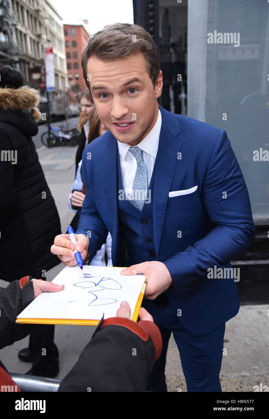 New York, NY, USA. 3. März 2017. Freddie Stroma unterwegs für Promi-Schnappschüsse - Fr, New York, NY 3. März 2017. Bildnachweis: Derek Sturm/Everett Collection/Alamy Live-Nachrichten Stockfoto