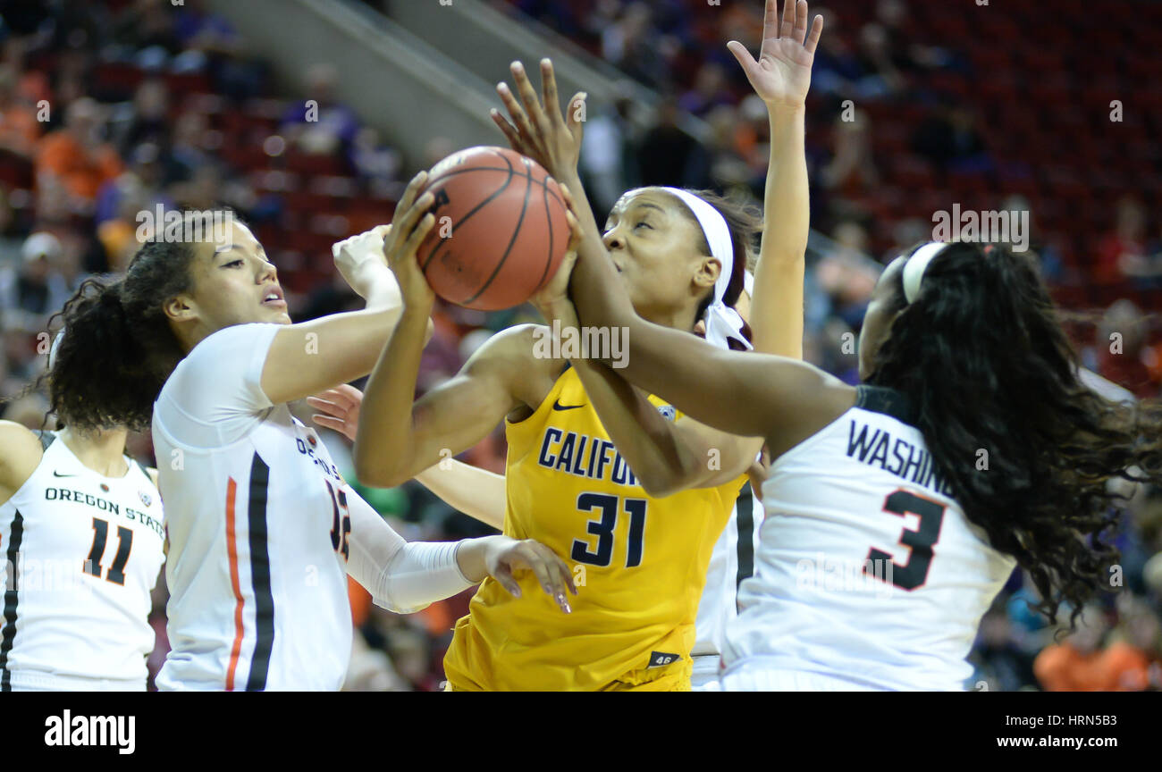 Seattle, WA, USA. 3. März 2017. Cal vorwärts Kristine Anigwe (31) ist doppelt so hoch, während einer PAC12 Frauen-Turnier-Spiel zwischen der Oregon State Beavers und die Cal-Bären von OSU Verteidiger Madison Washington (3) und Kolbie Orum (12) zusammen. OSU gewann das Spiel 65-49. Gespielt wurde in der Key Arena in Seattle, WA. Jeff Halstead/CSM/Alamy Live-Nachrichten Stockfoto