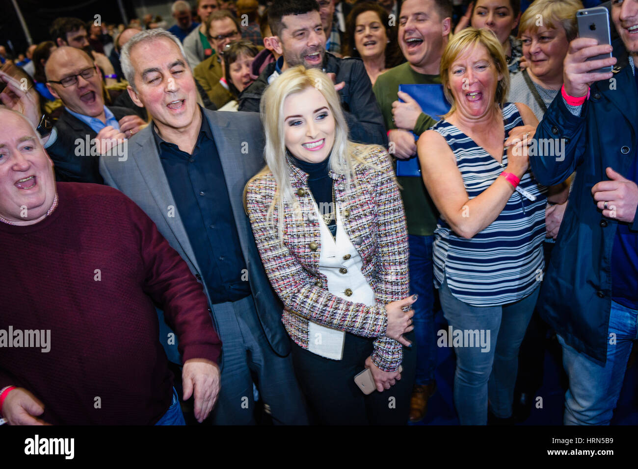 Belfast, Nordirland. 03 Mar 2017 - Northern Ireland Assembly Wahl. Órlaithí Flynn ist auf der ersten Zählung West Belfast gewählt Stockfoto