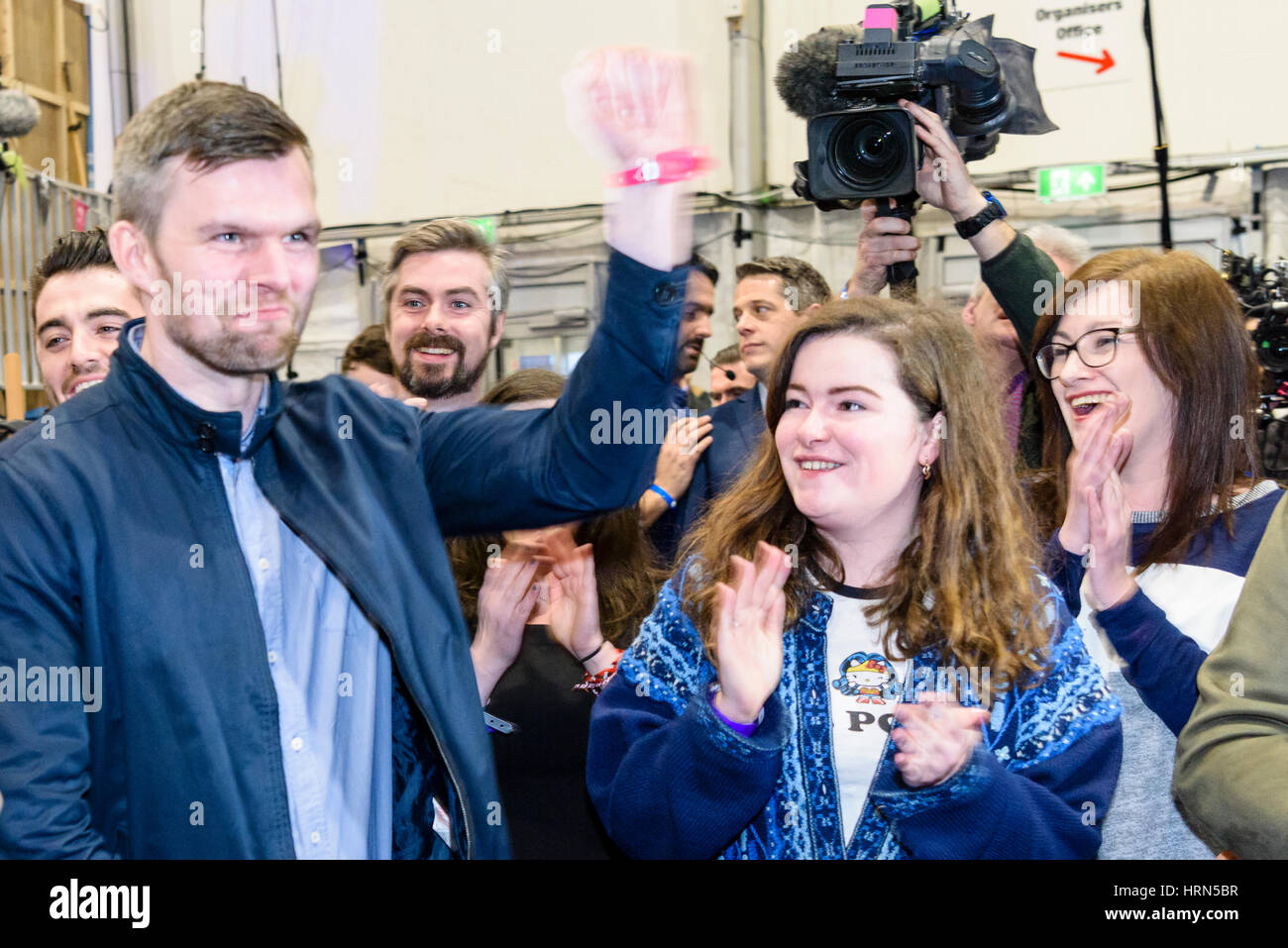 Belfast, Nordirland. 03 Mar 2017 - Northern Ireland Assembly Wahl. Gerry Carroll (Menschen vor Profit) behält seine West Belfast Sitz. Stockfoto