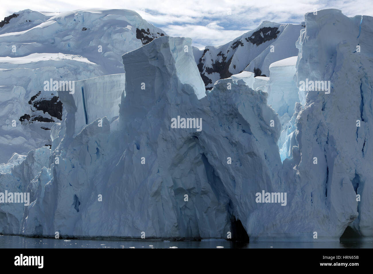 Paradise Harbour, antarktische Halbinsel, Antarktis. 23. Januar 2017. Ein Gletscher bewegt sich nach unten aus dem antarktischen Kontinent ins Paradies Hafen entlang der antarktischen Halbinsel in der Antarktis, 22. Januar 2017. Bildnachweis: Ann Inger Johansson/ZUMA Wire/ZUMAPRESS.com/Alamy Live-Nachrichten Stockfoto