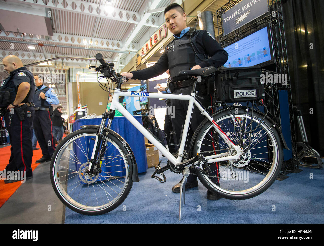 Toronto, Kanada. 3. März 2017. Menschen besuchen 2017 Toronto International Bicycle Show in Toronto, Kanada, 3. März 2017. Die jährlichen dreitägigen Messe startete am Freitag mit den aktuellsten Anzeigen von neuen Fahrrädern und Zubehör aus über 175 Ausstellern. Bildnachweis: Zou Zheng/Xinhua/Alamy Live-Nachrichten Stockfoto
