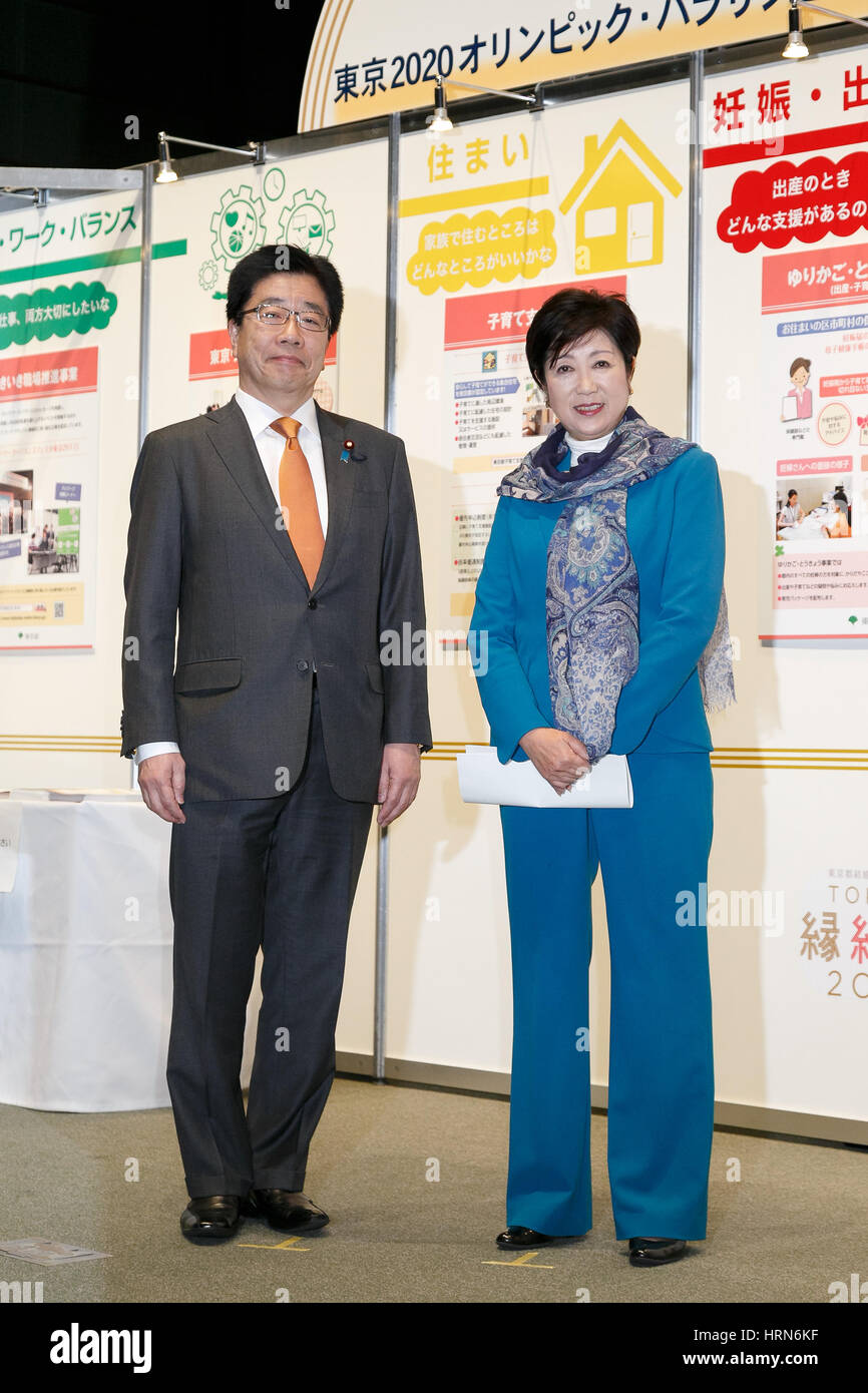 Tokio, Japan. 4. März 2017. (L, R) Japans Außenminister Arbeitsmarkt reformieren Katsunobu Kato und Tokyo Gouverneur Yuriko Koike posieren für die Kameras während der Tokyo Enmusubi (Ehe)-2017-Veranstaltung am 4. März 2017, Tokio, Japan. Tokyo Metropolitan Government Veranstaltung eine eintägige Ehe, Ehe, Paare zu fördern. Während der Veranstaltung Teilnehmer gehört zu den japanischen Berühmtheiten und erhielt Informationen über Eheleben von teilnehmenden NPO-Organisationen. Bildnachweis: Rodrigo Reyes Marin/AFLO/Alamy Live-Nachrichten Stockfoto
